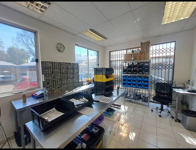 750M² OFFICE FOR SALE IN BRAMLEY